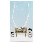 Cute Snowmen die Happy Birthday wenst Klein Cadeauzakje (Achterkant)