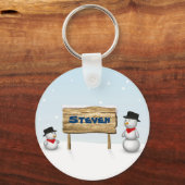 Cute Snowmen met het Bord van de Aangepersonalisee Sleutelhanger (Voorkant)