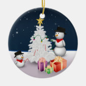 Cute Snowmen met kerstboom Keramisch Ornament (Voorkant)