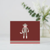 Cute Sock Monkey op rood met strepen Briefkaart (Staand voorkant)