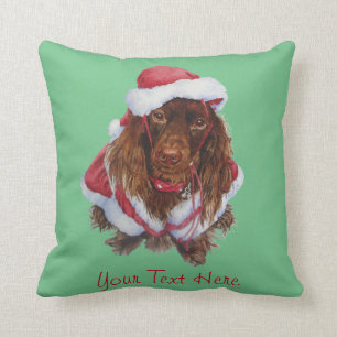Cute spaniel dog, gekleed voor kerstmis kussen