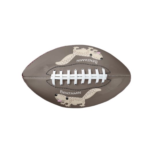 Cute spotted tan gecko cartoon illustration american football (Voorkant)