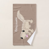 Cute spotted tan gecko cartoon illustration bad handdoek (Handdoek)