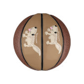 Cute spotted tan gecko cartoon illustration basketbal (Verticaal)