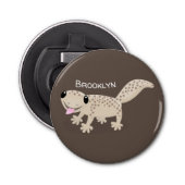 Cute spotted tan gecko cartoon illustration button flesopener (Voorkant)