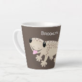 Cute spotted tan gecko cartoon illustration latte mok (Linkerhoek)