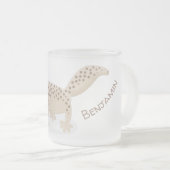 Cute spotted tan gecko cartoon illustration matglas koffiemok (Voorkant rechts)