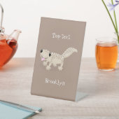 Cute spotted tan gecko cartoon illustration reclamebord met voetstuk (Insitu)