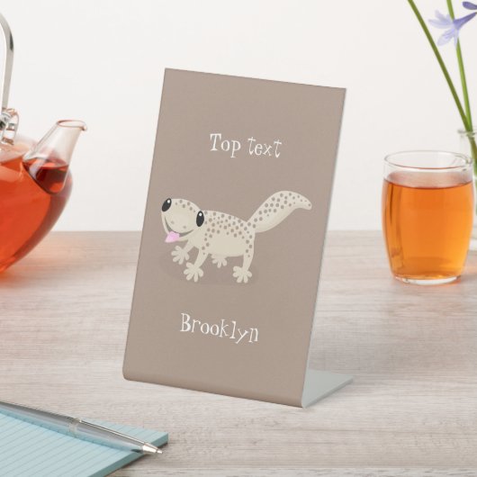 Cute spotted tan gecko cartoon illustration reclamebord met voetstuk (Insitu)