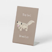 Cute spotted tan gecko cartoon illustration reclamebord met voetstuk (Voorkant)