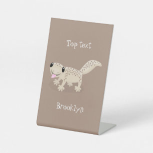 Cute spotted tan gecko cartoon illustration reclamebord met voetstuk