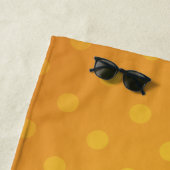 Cute spotted tan gecko cartoon illustration strandlaken (In situ)