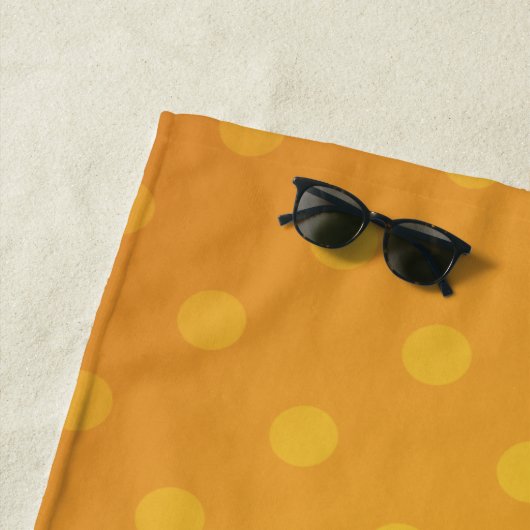 Cute spotted tan gecko cartoon illustration strandlaken (In situ)