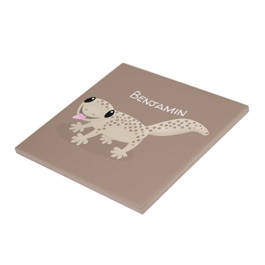 Cute spotted tan gecko cartoon illustration tegeltje (Zijkant)