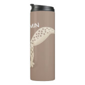 Cute spotted tan gecko cartoon illustration thermosbeker (Geroteerd rechts)