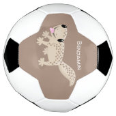 Cute spotted tan gecko cartoon illustration voetbal (Gedraaid)