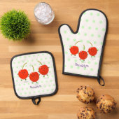 Cute springing red cherries cartoon illustratie ovenwant & pannenlap set (Top down)