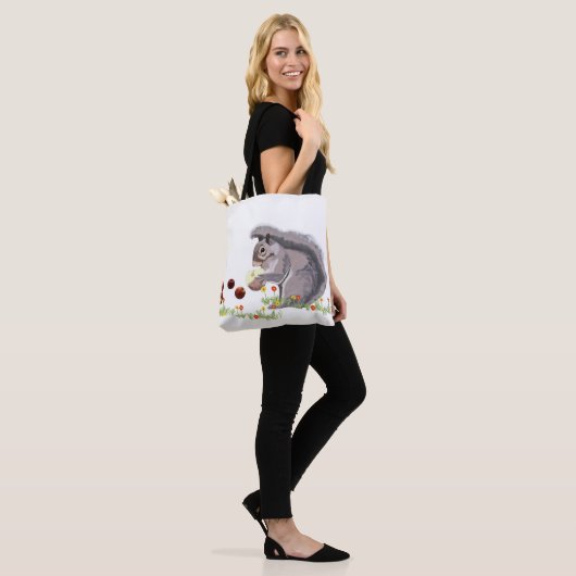 Cute Squirrel die een appel eet Tote Bag (Op model)