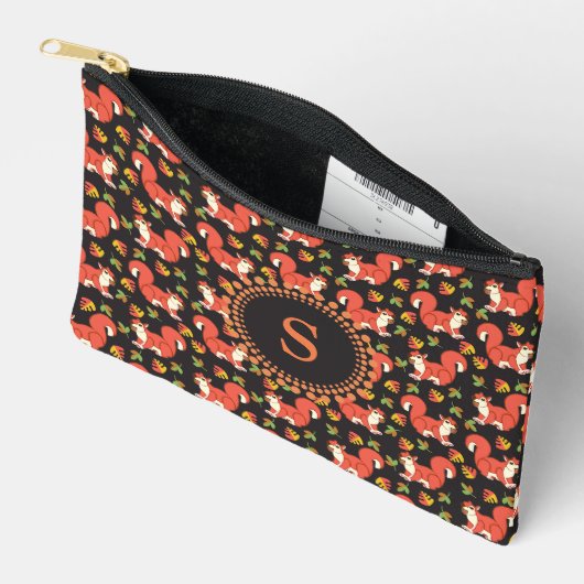 Cute Squirrel en Autumn Leaf Pattern Monogram Etui (Open)