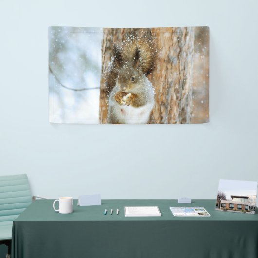 Cute Squirrel in een winterlandschap Spandoek (Beurs)