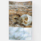 Cute Squirrel in een winterlandschap Spandoek (Verticaal)
