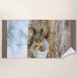 Cute Squirrel in een winterlandschap Strandlaken