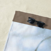 Cute Squirrel in een winterlandschap Strandlaken (In situ)