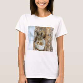 Cute Squirrel in een winterlandschap T-shirt