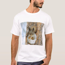 Cute Squirrel in een winterlandschap T-shirt