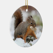 Cute Squirrel in sneeuw met pinda Keramisch Ornament (Rechts)