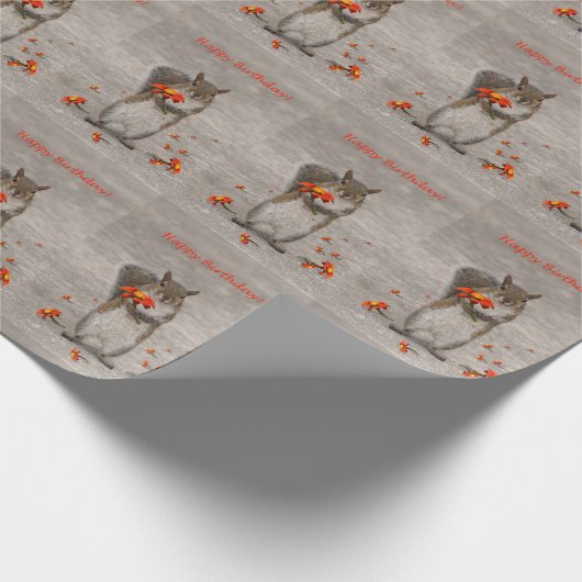 Cute squirrel met bloemen Happy Birthday Cadeaupapier (Hoek)