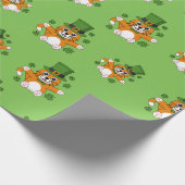 Cute St Patrick's Day Cat with Shamrocks Cartoon Cadeaupapier (Hoek)
