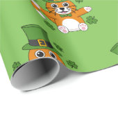 Cute St Patrick's Day Cat with Shamrocks Cartoon Cadeaupapier (Rol Hoek)