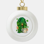 Cute St Patricks Day Gnome Drinking Coffee Keramische Bal Ornament (Voorkant)