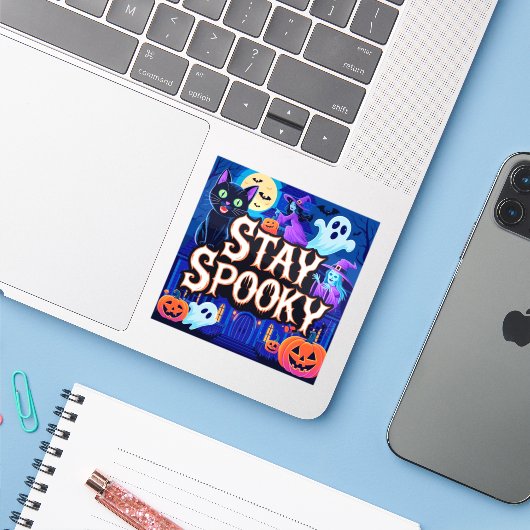 Cute stay spooky halloween sticker (Laptop met iPhone)