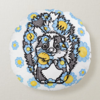 Cute stinkdier met blauwe bloemen ronde kussen
