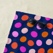 Cute Stippen Spots Bright Blue Paars Personalized Strandlaken (In situ)