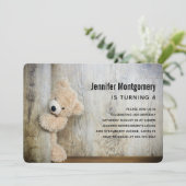 Cute Stuffed Beer Rustic Wooden Backdrop Birthday Kaart (Staand voorkant)