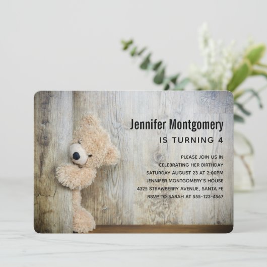 Cute Stuffed Beer Rustic Wooden Backdrop Birthday Kaart (Staand voorkant)