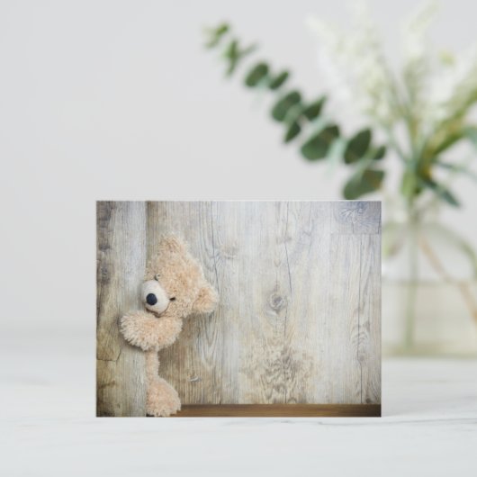 Cute Stuffed Beer Rustic Wooden Backdrop Briefkaart (Staand voorkant)