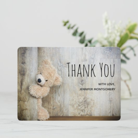 Cute Stuffed Beer Rustic Wooden Backdrop Dank u Bedankkaart (Staand voorkant)