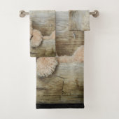Cute stuffed Beer Rustic Wooden Wall Bad Handdoek (Insitu)