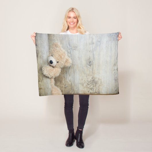 Cute stuffed Beer Rustic Wooden Wall Fleece Deken (In situ)