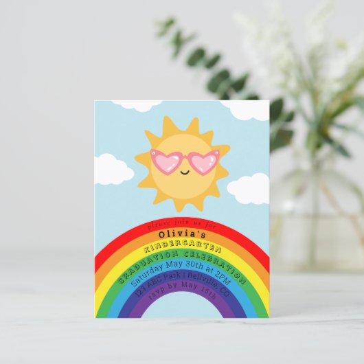 Cute Sun en Rainbow Budget Kinder Afstuderen Invit (Staand voorkant)