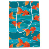 Cute Swimming Goldfish & Water Pattern Medium Cadeauzakje (Voorkant)