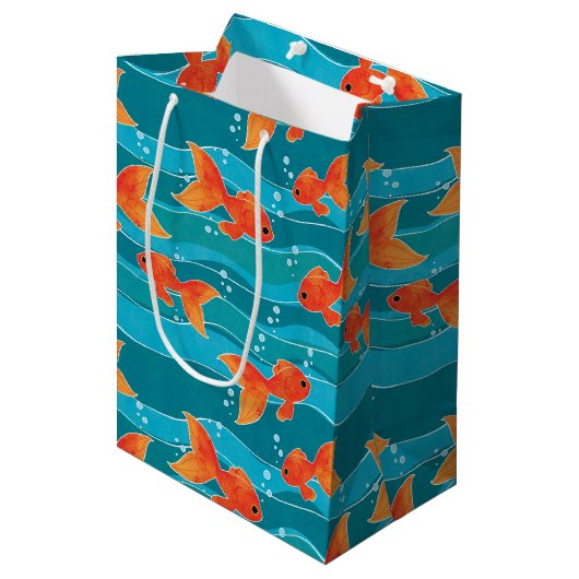 Cute Swimming Goldfish & Water Pattern Medium Cadeauzakje (Voorkant Gekanteld)