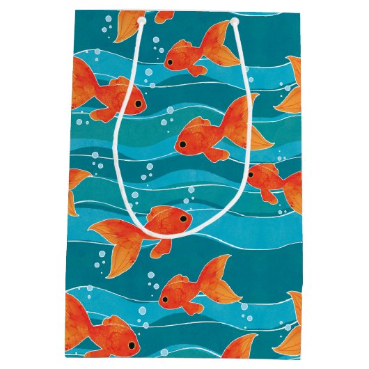 Cute Swimming Goldfish & Water Pattern Medium Cadeauzakje (Achterkant)