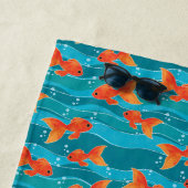 Cute Swimming Goldfish & Water Pattern Strandlaken (In situ)