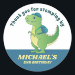 Cute T-rex Dinosaur School Kids Birthday Party Ronde Sticker<br><div class="desc">Kute party gunsten voor kinderen,  jongens of meisjes die van dinosaurussen houden en t-rex. Ideaal voor kinderen op verjaardagsfeestje,  feestvieren en dankjewel op het label. U kunt de tekst voor baby shower of andere gelegenheid en partij ook aanpassen.</div>