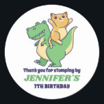 Cute T-Rex en Cat Kids Birthday Party Ronde Sticker<br><div class="desc">Kute party gunsten voor kinderen,  jongens of meisjes die van dinosaurussen houden en t-rex. Ideaal voor kinderen op verjaardagsfeestje,  feestvieren en dankjewel op het label. U kunt de tekst voor baby shower of andere gelegenheid en partij ook aanpassen.</div>